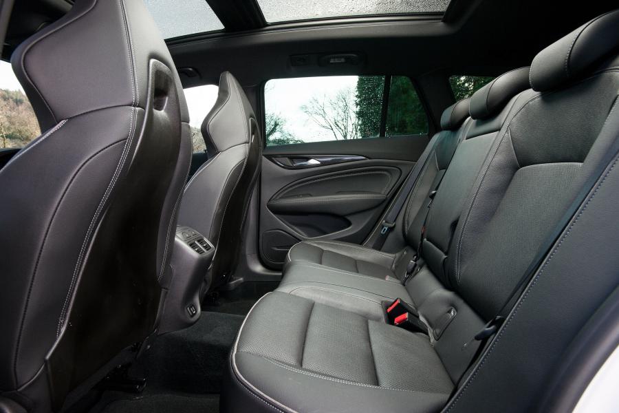 Интерьер Vauxhall Insignia GSi Sports Tourer 2018 года  (фото 10 из 19)
